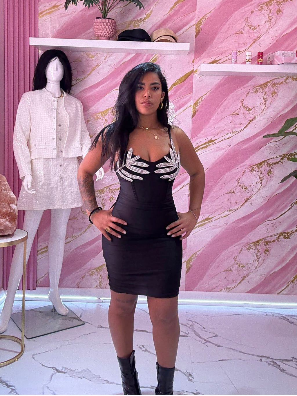 Abito Nero con Dettagli Gioiello