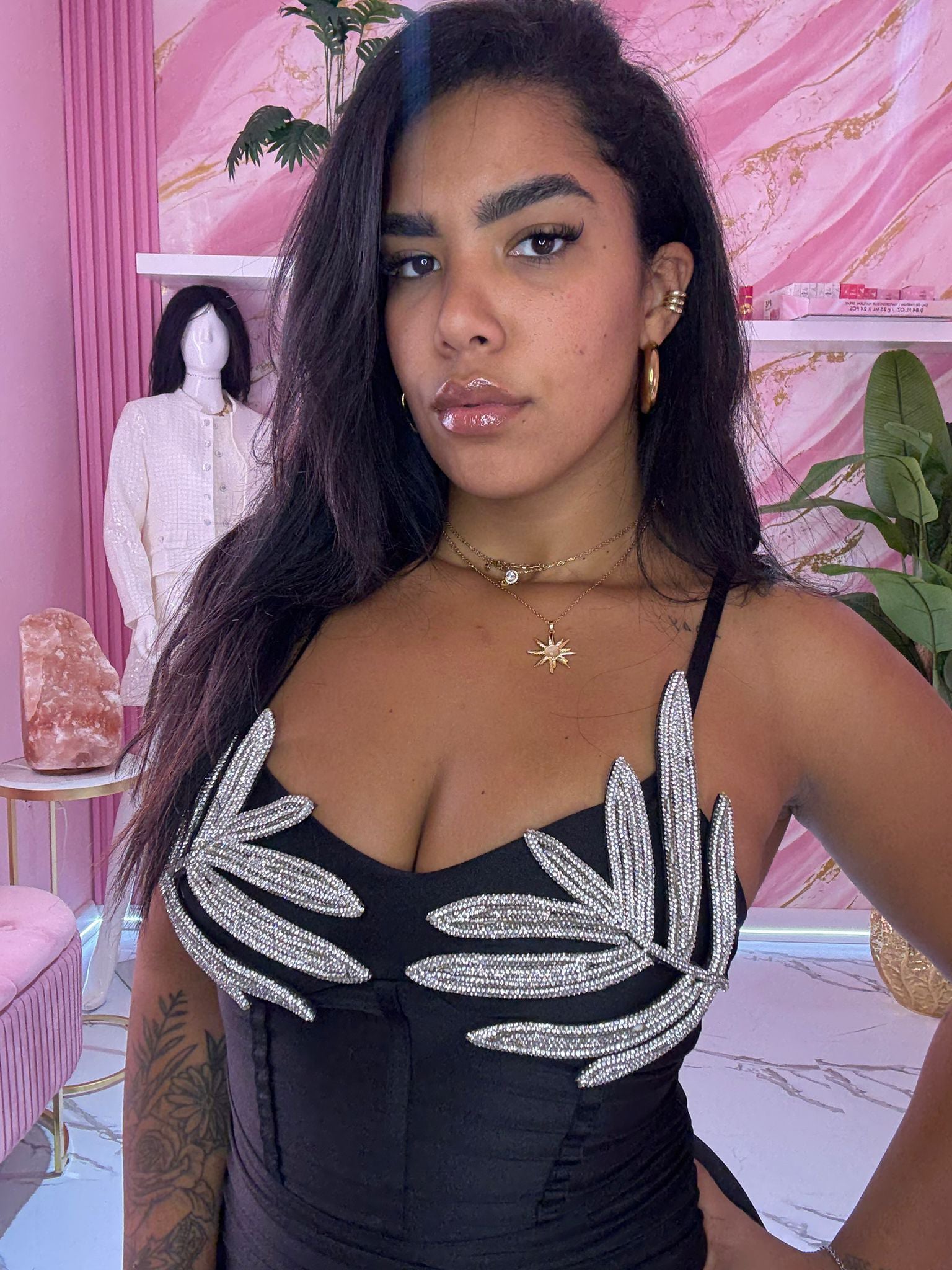 Abito Nero con Dettagli Gioiello