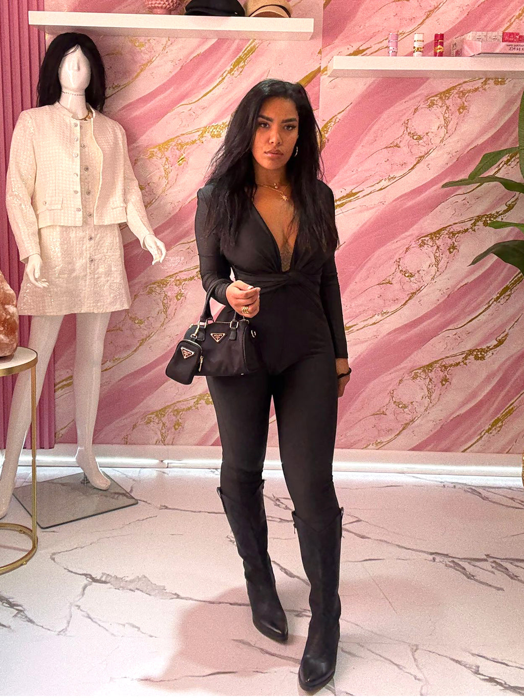 Tuta Nera Elegante con Scollo Profondo