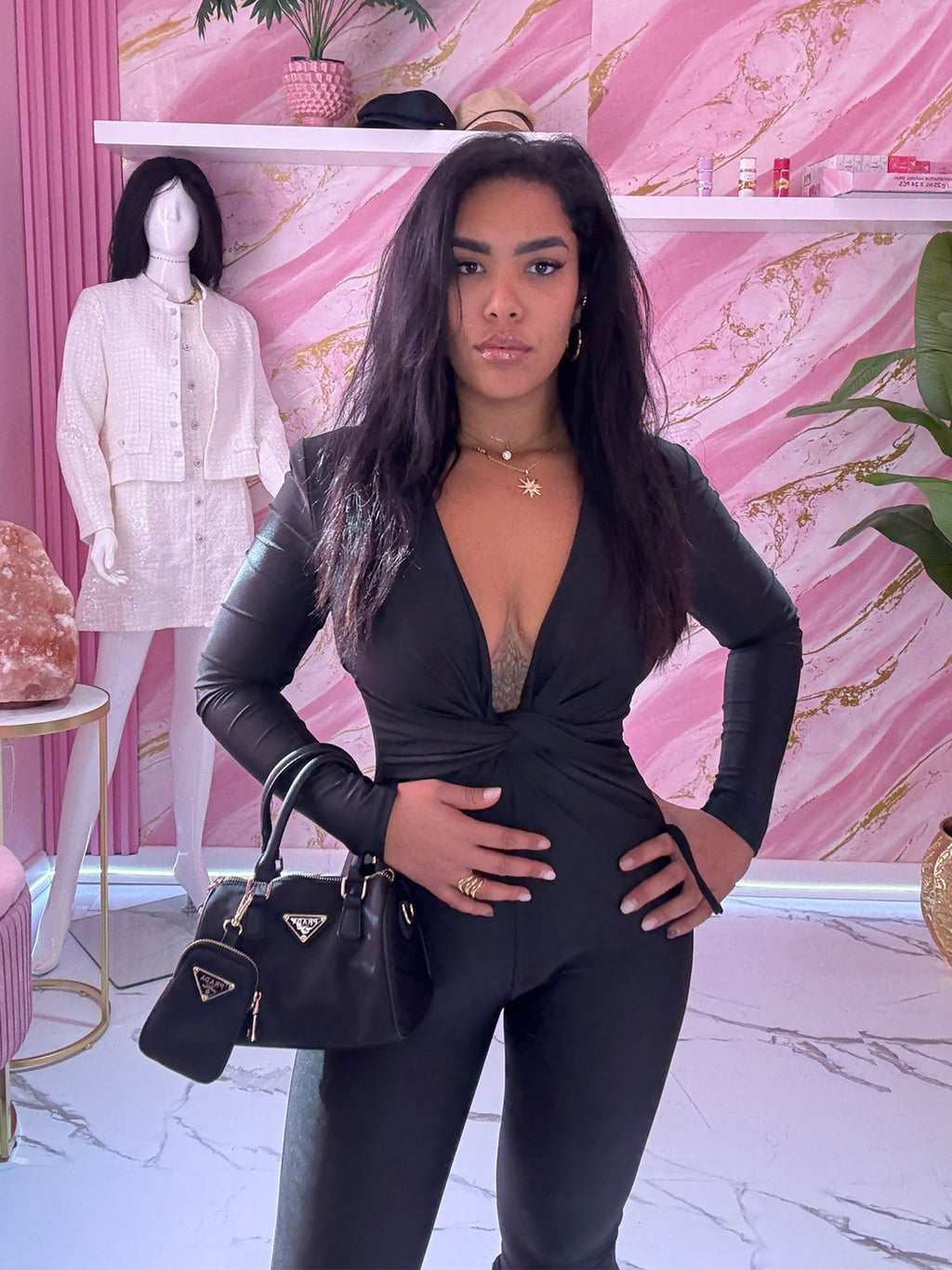 Tuta Nera Elegante con Scollo Profondo