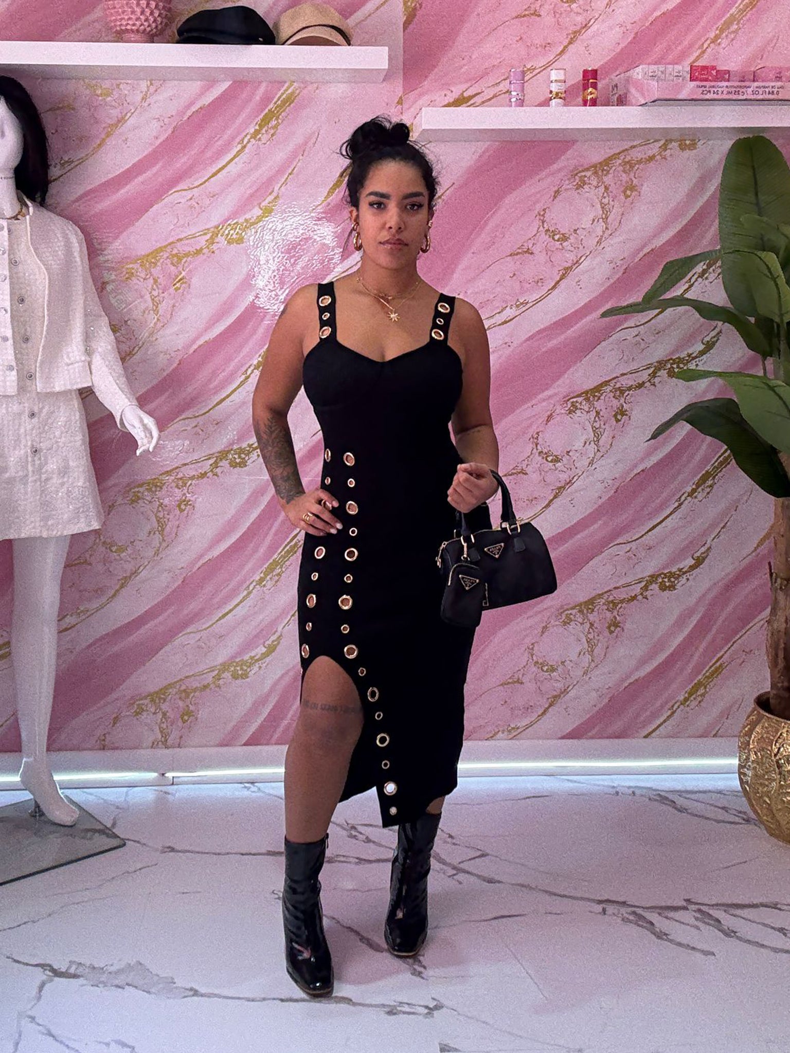 Abito Nero Asimmetrico con Borchie Metalliche