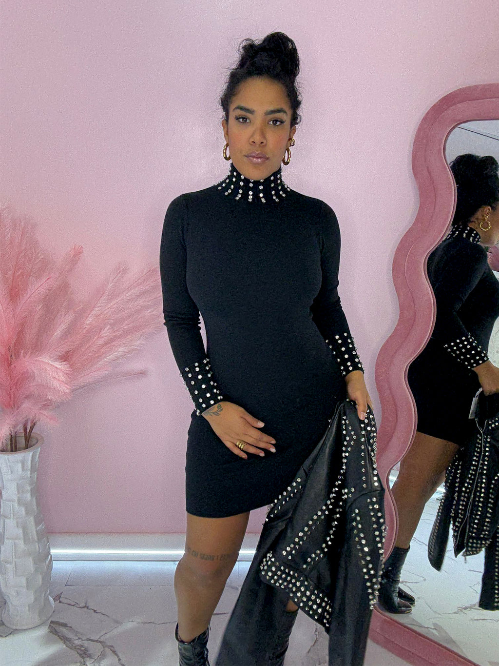 Abito Nero a Collo Alto con Borchie